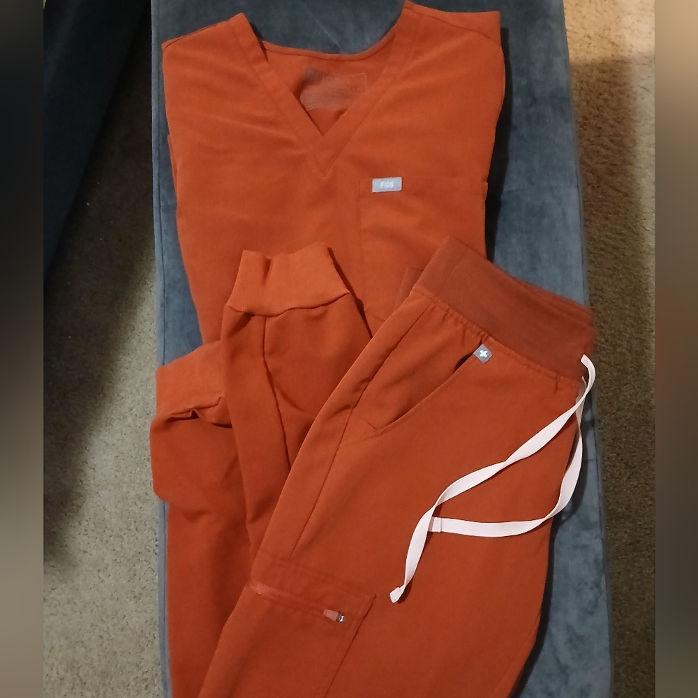 Figs set of size x-small top and xsp bottoms burnt orange scrubs
